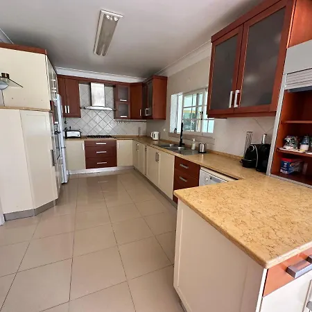 Oceans House - Pool, Sauna, 26 Sleeps, 7m To Villa *