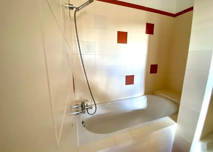 Villa Oceans House - Pool, Sauna, 26 Sleeps, 7m To