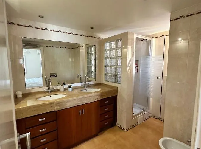 Villa Oceans House - Pool, Sauna, 26 Sleeps, 7m To